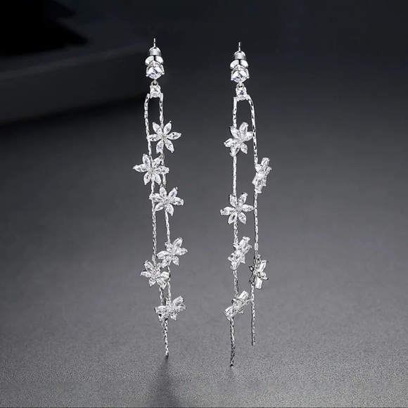 Swarovski Crystals Dangle Earrings The Shirin - Picture 7 of 7